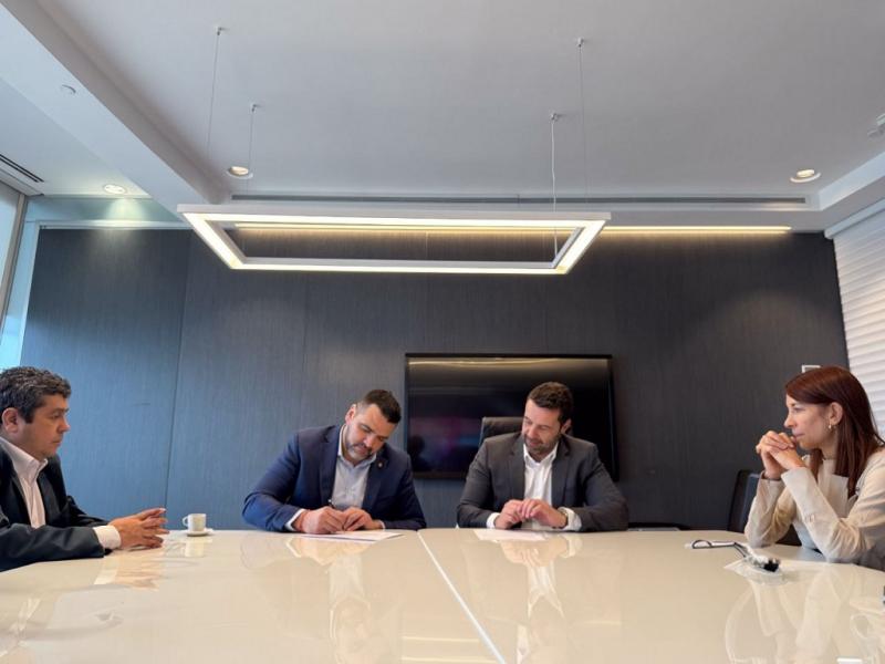 Con Comunidad +U, la Municipalidad impulsa una poltica pblica innovadora que une ahorro para los vecinos, fortalecimiento del comercio local y modernizacin de los servicios, afirm el Intendente Walter Vuoto.