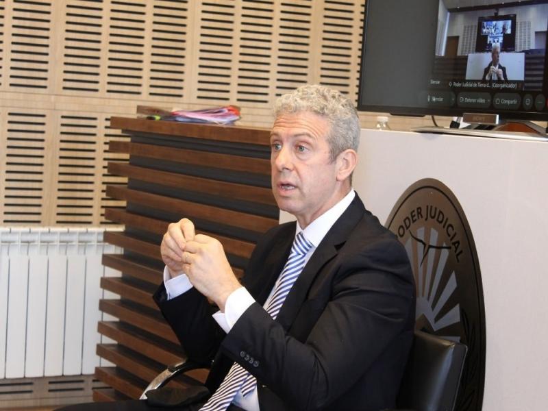 El planteo se basa en opiniones pblicas del Magistrado contrarias a la reforma constitucional y en supuestas demoras injustificadas. Tambin se le atribuyen conductas procesales que afectan la transparencia y la imparcialidad del proceso.