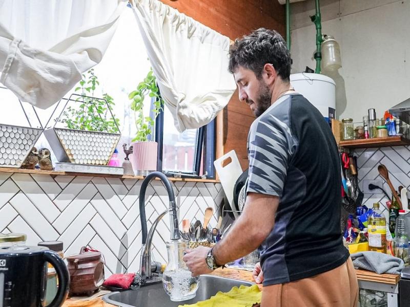 Previo a esta obra, este sector se abasteca de agua mediante camiones cisterna y no haba colecta ni tratamiento para los efluentes cloacales. Esta obra permitir que se puedan habilitar los mismos servicios en la urbanizacin Laderas del Kamuk.