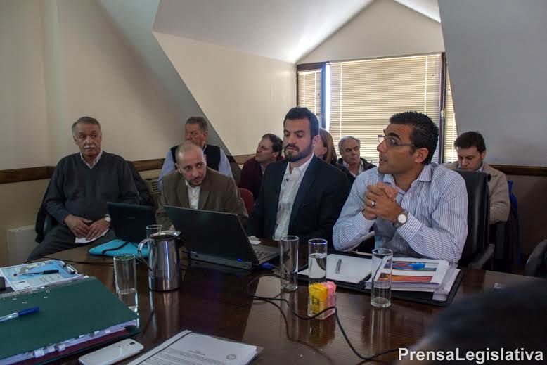 Martn Gandolfo (der.), Presidene de YSUR, present el plan en inversiones en Tierra del Fuego ante los Legisladores provinciales