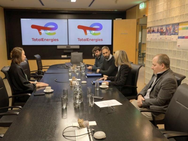 El convenio contempla el aporte de profesionales de Total Austral que brindarn asistencia en temas de ingeniera en las intervenciones de pozo y en geologa para una explotacin conveniente de los recursos hidrocarburferos.