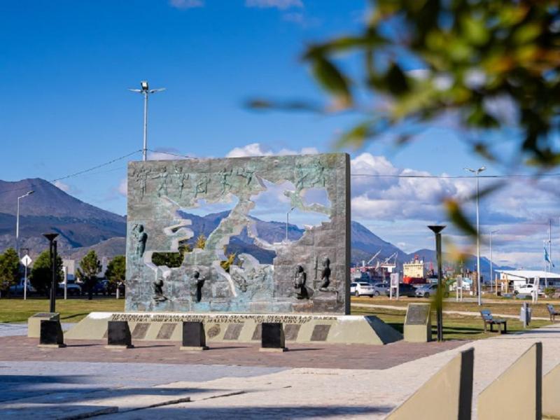 La nota denuncia que esta accin constituye un nuevo intento britnico de menoscabar los legtimos e irrevocables derechos soberanos de la Argentina sobre las Islas Malvinas, Georgias del Sur, Sndwich del Sur.