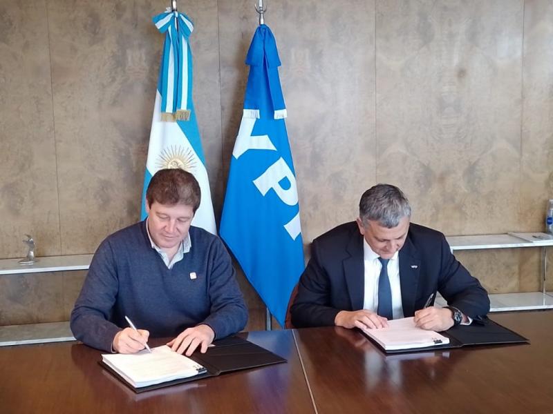 Este es el primer paso, un traspaso ordenado, cuidando a los trabajadores y proyectando ms produccin, que seran ms recursos, explic el Gobernador Melella,