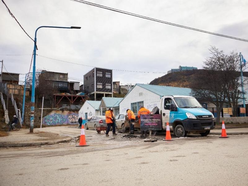 Los trabajos consisten en el bacheo con biomezcla, una mezcla asfltica aplicada en fro que incluye la limpieza de la superficie, el recambio del suelo en caso de ser necesario, la colocacin del material y su posterior compactacin.