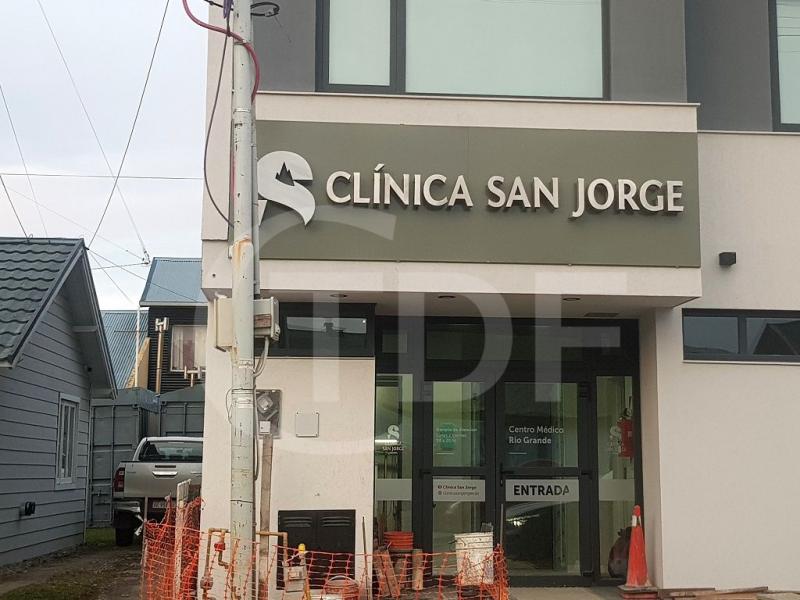 Clnica San Jorge est ubicado sobre la calle Mackinlay N 735, detrs del Hospital Regional Ro Grande. Se trata de un edificio de cuatro pisos con equipamiento de ltima generacin y una distribucin estratgica por niveles.