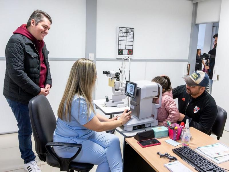 En lo que va del 2025, se atendieron aproximadamente a 900 nios y nias de entre 4 y 12 aos que no cuentan con obra social, de los cuales 537 accedern a lentes de manera gratuita.