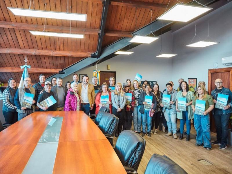 A partir de ahora los terrenos quedan registrados a nombre de los adjudicatarios, quienes previamente haban recibido el decreto municipal y estaban en condiciones de escriturar, indic la Escribana municipal, Pamela Demartn.