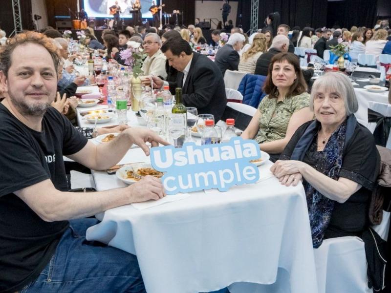 Cuando llegaron, haba silencio, montaa y mar. Fue su trabajo y el de sus familias pioneras que construyeron Ushuaia y esta comunidad, destac Walter Vuoto al dirigirse a los antiguos pobladores.