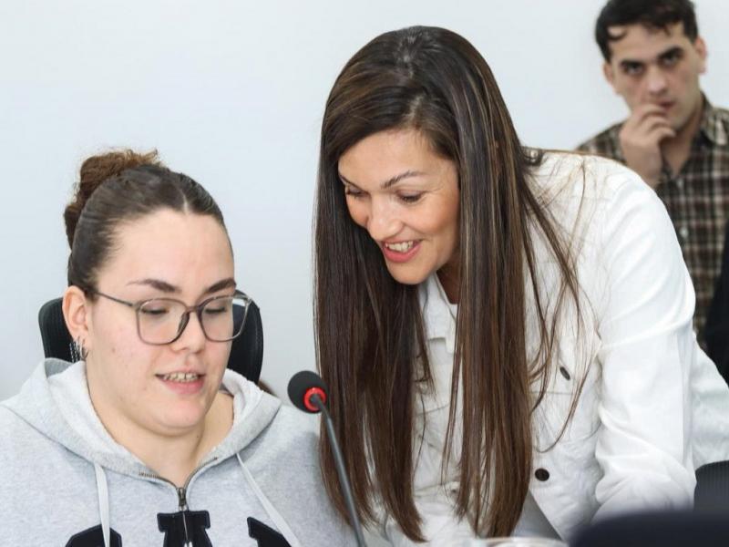 Durante la exposicin de los jvenes estuvieron presentes la Presidenta del Concejo Deliberante, Guadalupe Zamora; y los Concejales Maximiliano Ybars, Walter Abreg, y Jonatan Bogado.