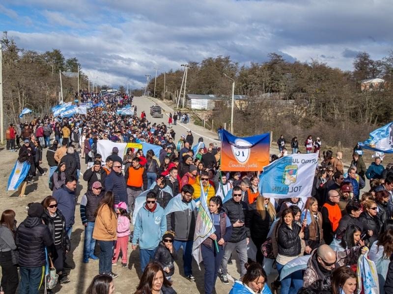 Hoy hay dos proyectos de pas muy distintos: el de la motosierra, que viene a cortar y hacer dao; y el de la igualdad de oportunidades, que defiende la salud, la educacin, la vivienda y los derechos laborales, expres Gustavo Melella.