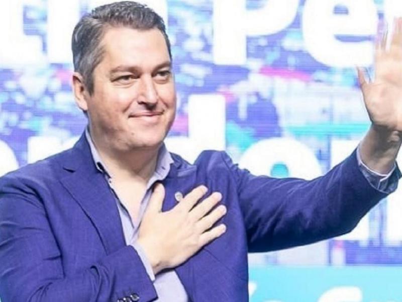 Desde nuestro espacio vamos a llevar adelante acciones concretas en el Congreso que permitan ponerle un freno a la estafa libertaria, ponerle un freno a la eliminacin de nuestra industria, a la vulneracin de nuestra soberana, dijo Prez.