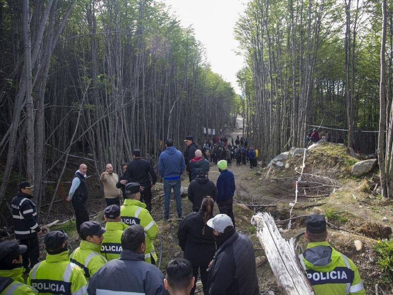 De acuerdo a la denuncia, los hechos se desarrollaron de manera organizada y coordinada, mediante grupos de mensajera que promovieron el ingreso al predio, el armado de estructuras precarias y el desmonte de sectores del bosque urbano.