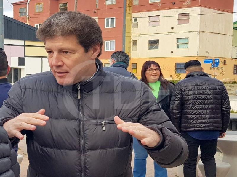 “Creo que uno de los peores pecados que puede haber en la vida política es la soberbia”, señaló Gustavo Melella después de votar en el Colegio Polivalente de Arte de la ciudad de Río Grande.