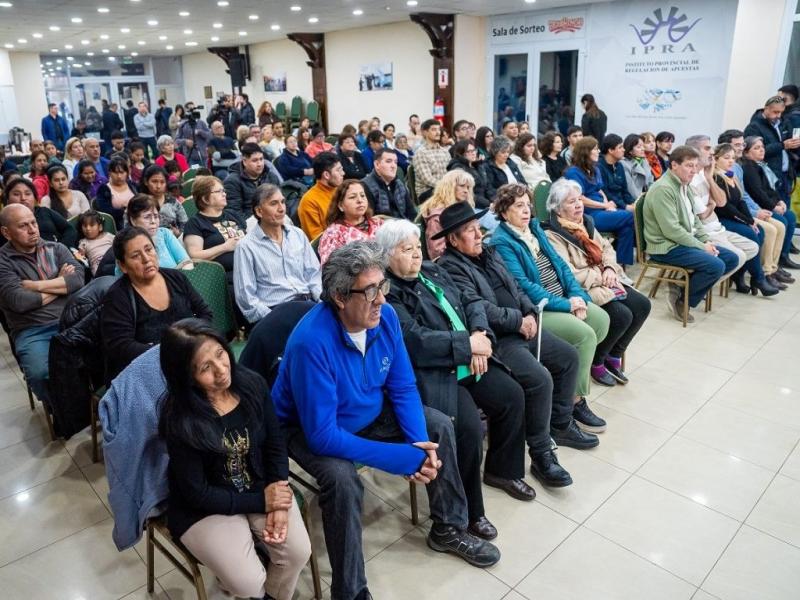 “Gracias a su esfuerzo y dedicación, pudieron lograr algo tan fundamental que es saber leer y escribir, esta herramienta tan importante en la vida de cada ciudadano, por eso es un día celebración”, refirió el Ministro Pablo López Silva.