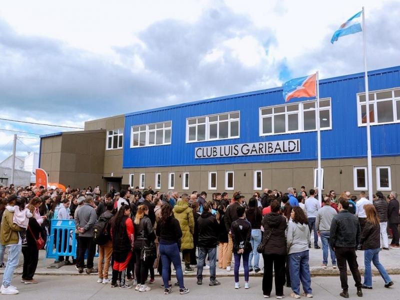 “Esto se logró gracias al trabajo y al esfuerzo de todos nosotros. Estamos orgullosos de este nuevo espacio que es para el barrio y nuestra comunidad”, indicó el Presidente del Club, Ramón Córdoba,