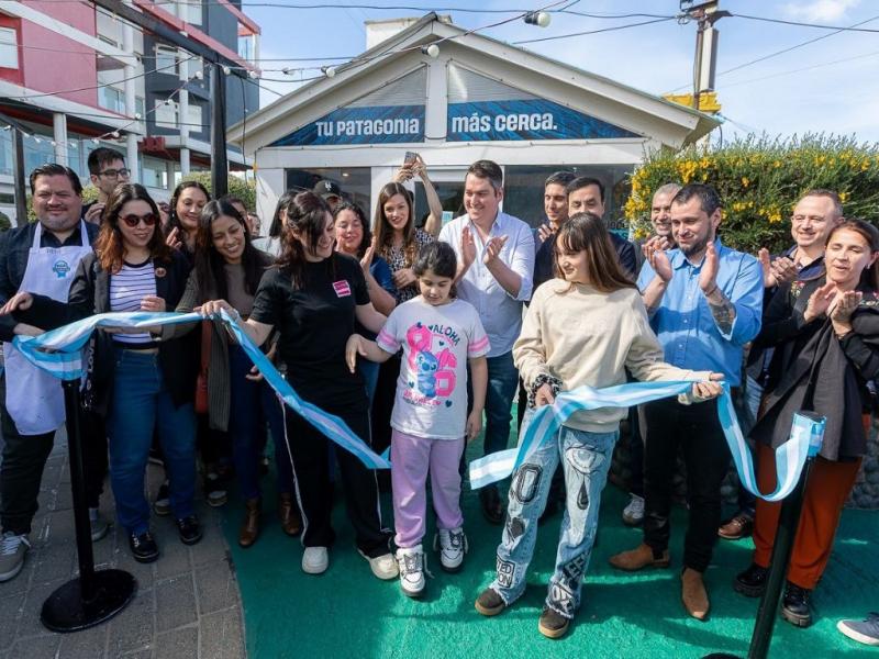 Los Intendentes de Río Grande y Río Gallegos, Martín Pérez y Pablo Grasso, inauguraron el “Mercado del Atlántico”, un espacio para potenciar el ecosistema local a través de la producción, la creatividad y el talento de emprendedores de la región.