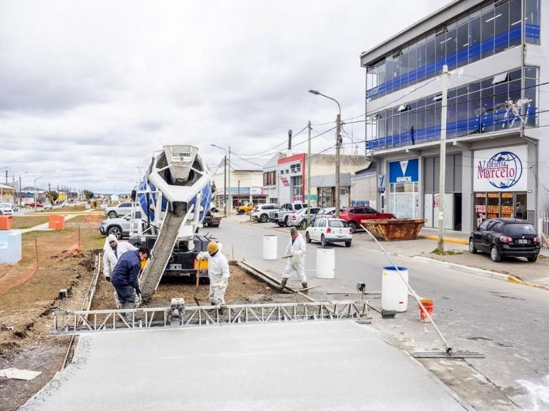 Los vecinos del sector son quienes aportan los insumos para la ejecucin; mientras que los trabajos son llevados adelante por personal municipal.