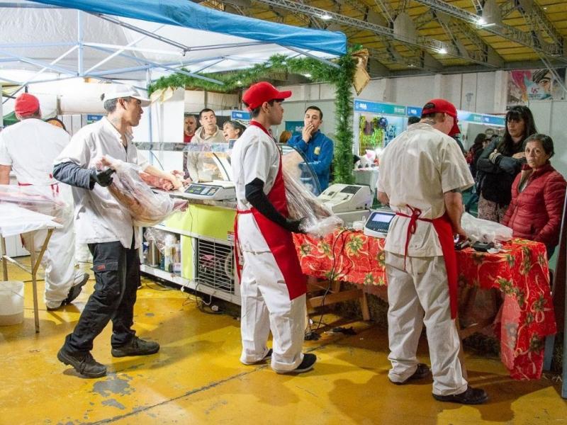 Entre las ofertas más destacadas se encuentra el cordero fresco a $10.500 el kilo, una opción muy esperada por las familias riograndenses para las celebraciones de fin de año.