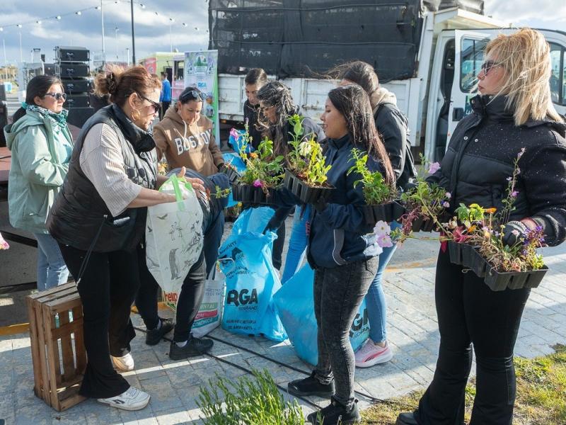 La entrega se realiz� a cambio de alimentos no perecederos, los cuales ser�n destinados a comedores comunitarios de la ciudad, articulando el cuidado del ambiente con una acci�n solidaria concreta.