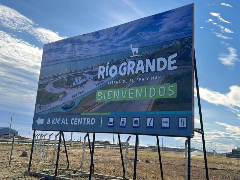 La señalética fue instalada en un punto estratégico del sector de la circunvalación, un espacio clave para quienes ingresan por ruta, invitando a los turistas a ingresar a Río Grande y conocer todo lo que la ciudad tiene para ofrecer.