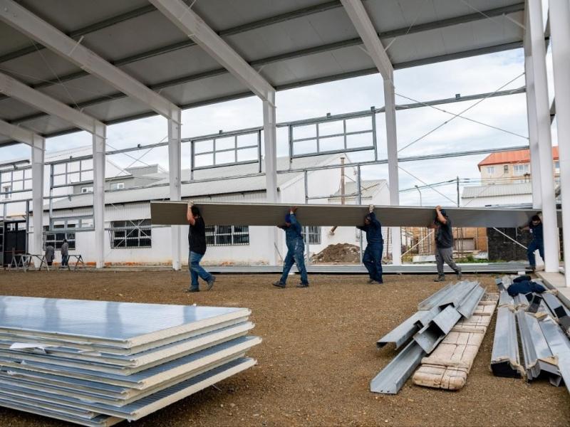 “La llegada de estos materiales marca un momento clave de la obra, porque nos permite trabajar en mejores condiciones frente al clima y avanzar con mayor rapidez en el cerramiento”, comentó la Ministra Gabriela Castillo.