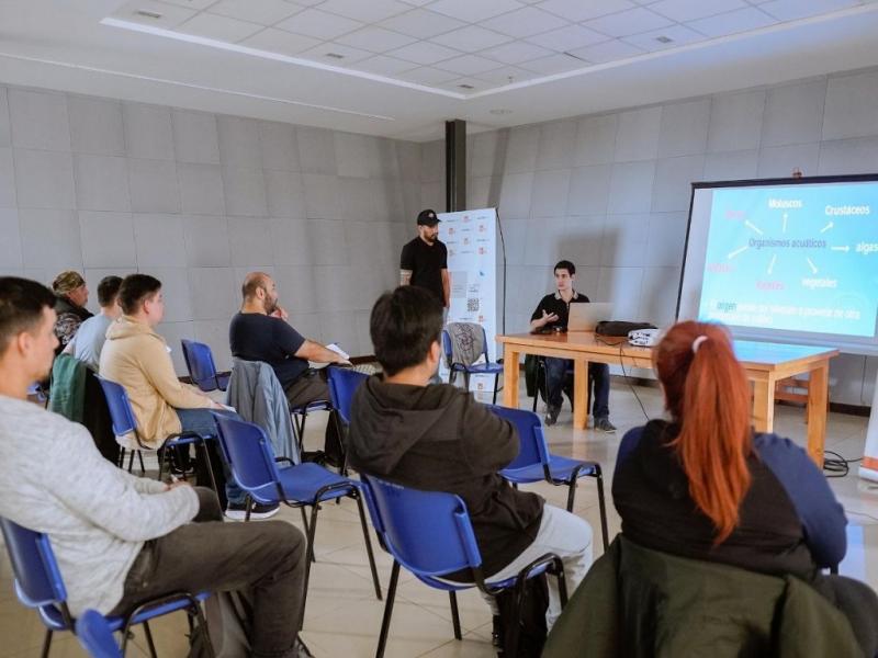 La capacitaci�n es organizada por el Gobierno de Tierra del Fuego a trav�s de la Subsecretar�a de Coordinaci�n Pesquera y Acu�cola, con el apoyo del CECAFMA, y se enmarca en los lineamientos de la Ley Provincial de Acuicultura N� 1.601.