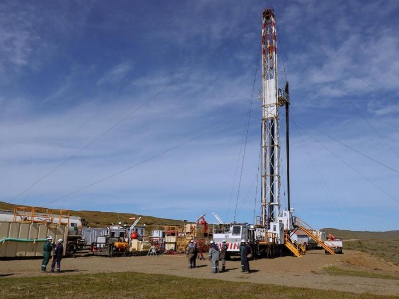 El procedimiento consiste en una serie de tareas t�cnicas que garantizan el sellado definitivo del pozo en distintos niveles, mediante punzado, cementaciones y verificaciones, hasta su cierre en superficie.