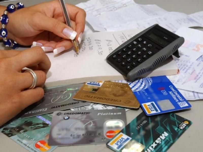 Lejos de mejorar, la situaci�n de las familias y empresas empeora mes a mes. Los datos negativos se agravan y prev�n un a�o complicado. El uso de tarjetas de cr�dito super� al de d�bito, en un contexto de menor circulaci�n de efectivo.