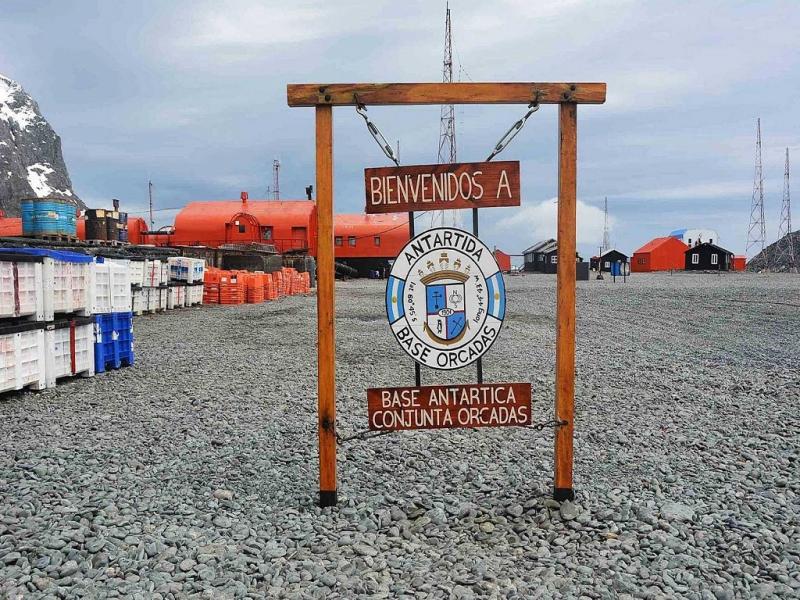 La actual base Orcadas alberga la Casa Omond (1903) y la Casa Moneta (1905), hoy museo hist�rico. Ambas edificaciones, junto al cementerio cercano, fueron declaradas Sitio y Monumento Hist�rico (SMH N� 42) del Tratado Ant�rtico.