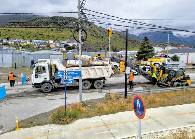 Desde el Municipio se informó que los trabajos se desarrollan conforme al cronograma establecido, priorizando los sectores con mayor nivel de desgaste y reafirmando el compromiso de continuar fortaleciendo la infraestructura vial.