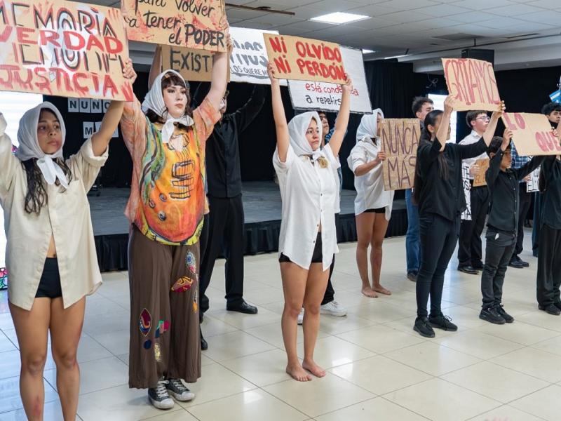 El acto tuvo una participaci�n art�stica a cargo de docentes del Centro Popular de Cultura y del Ballet Soles que Deja Huellas, quienes aportaron una mirada sensible y colectiva en torno a la memoria y la construcci�n de identidad.