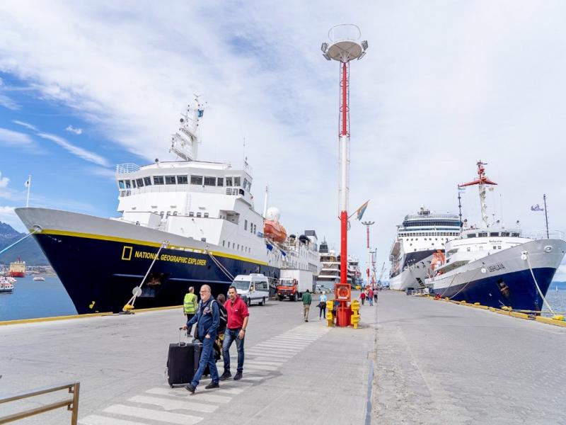 Uno de los proyectos del paquete de leyes es la creación de la Sociedad de Inversión, Desarrollo y Gestión Portuaria S.A. Se busca atraer inversiones, modernizar la operatoria y mantener el control estratégico en manos del Estado.