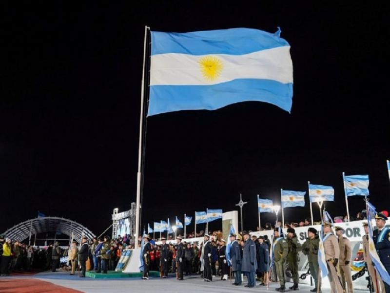 “Hoy los jóvenes nos dan un gran mensaje que tenemos que escuchar. Malvinas no tiene que ser solamente la Vigilia y el 2 de Abril; Malvinas tiene que ser todos los días”, resaltó el Gobernador Gustavo Melella.