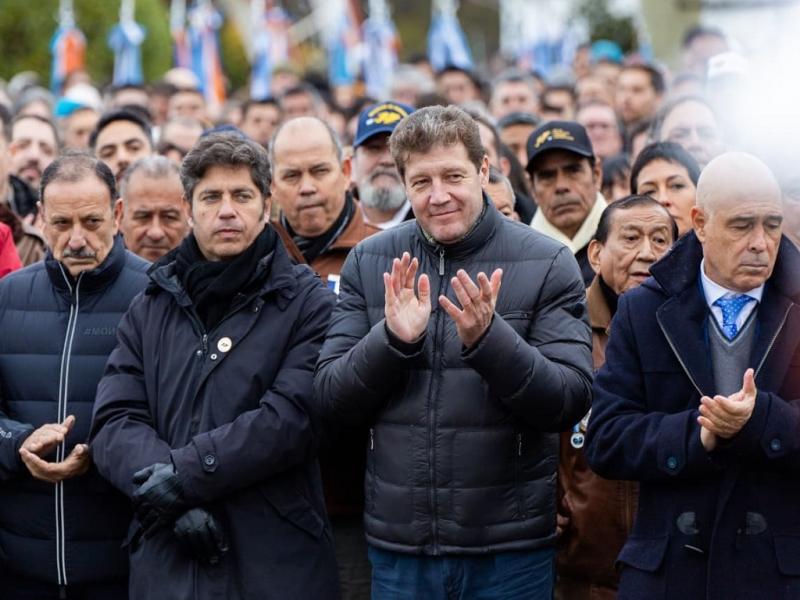Melella encabezó el acto junto al Presidente del Centro de ex Combatientes de Malvinas en Ushuaia, Juan Carlos Parodi; al Gobernador de la provincia de Buenos Aires, Axel Kicillof; y al Gobernador de la provincia de La Rioja, Ricardo Quintela.