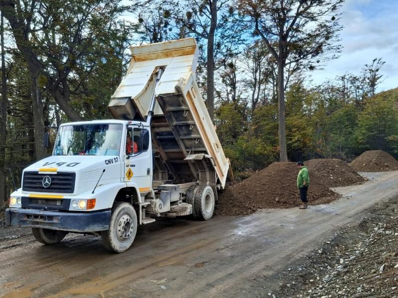 “Nos encontramos trabajando en diferentes frentes antes de la llegada del invierno, con el objetivo de dejar las rutas en condiciones óptimas para un tránsito seguro”, destacó la Presidenta de la DPV, Ileana Zarantonello.