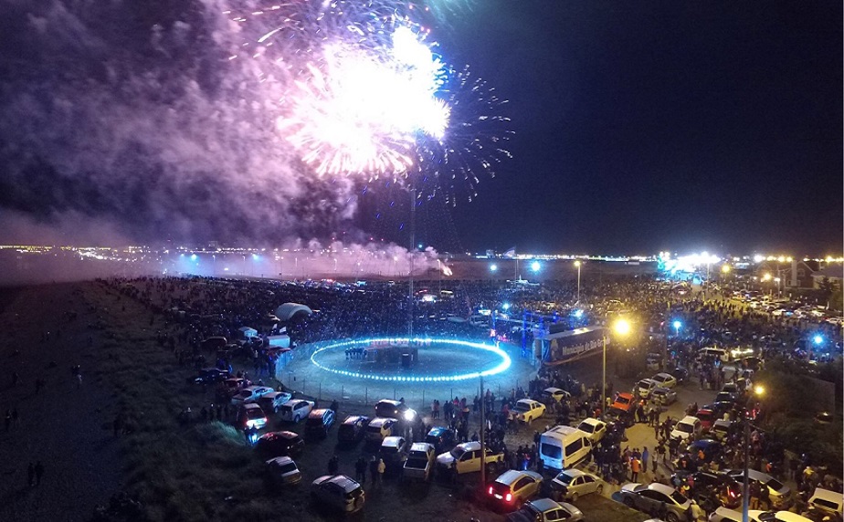 Se estima que el nmero de vecinos que se acerc duplic el del ao pasado. Las familias de la ciudad disfrutaron un show de fuegos artificiales de gran calidad visual y menor efecto sonoro.