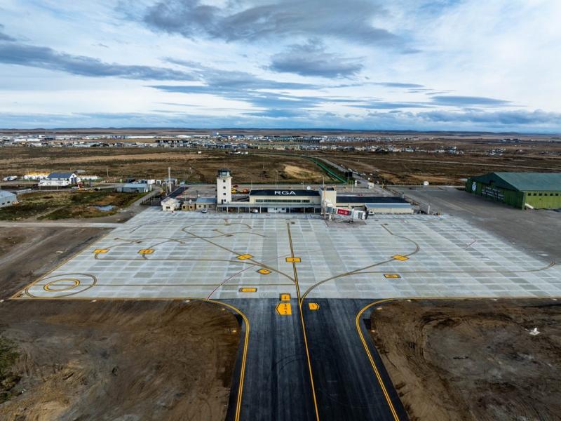 �Junto con la rehabilitaci�n integral de su pista, los trabajos incluyeron la instalaci�n de un nuevo anillo de balizamiento LED y un sistema con sensores de detecci�n de hielo en pista�, destacaron desde Aeropuertos Argentina.