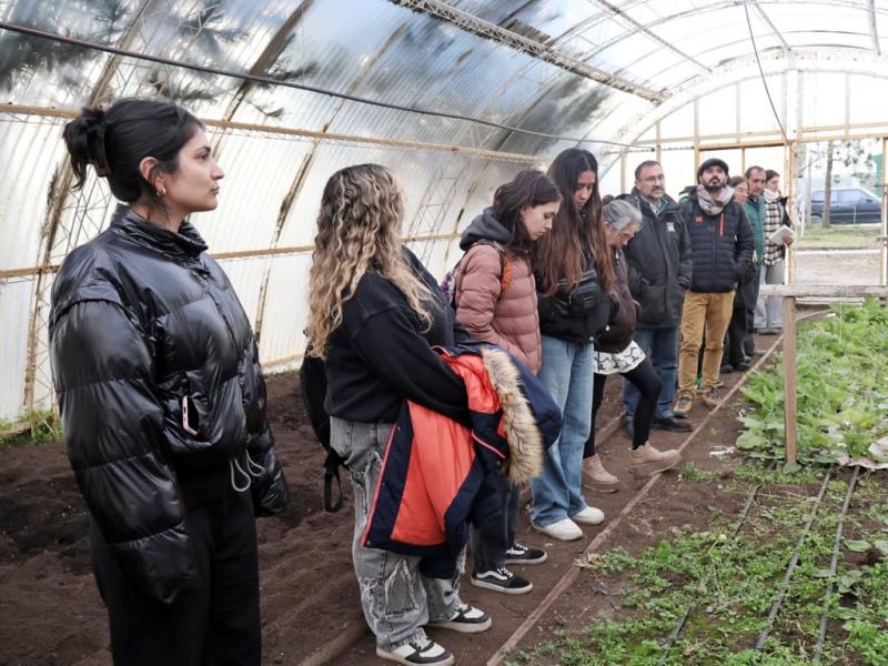La chacra se proyecta como un nodo experimental del sistema productivo local, articulado con la plantinera municipal de El Tropez�n, los invernaderos existentes y el entramado productivo que se desarrolla en convenio con la Misi�n Salesiana.