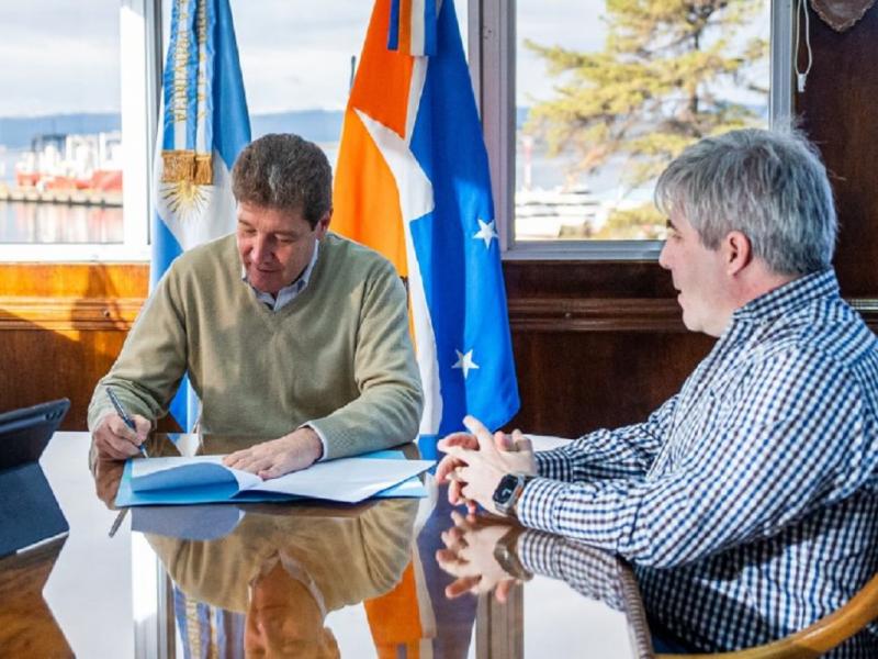 �El objetivo final es iniciar un proceso sostenido de disminuci�n del gasto pol�tico en todos los �rdenes del Estado, sin afectar derechos ni servicios esenciales�, coment� el Gobernador de Tierra del Fuego, Gustavo Melella.