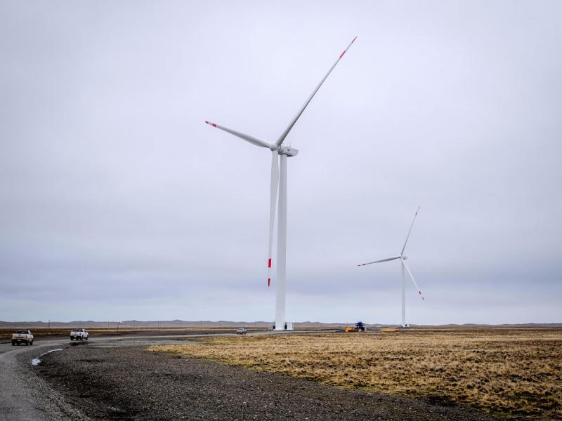 TotalEnergies, compa��a pionera en la transici�n energ�tica, anunci� -junto a sus socios Wintershall DEA, y Pan American Energy- la puesta en producci�n del parque e�lico m�s austral del mundo en Tierra del Fuego.