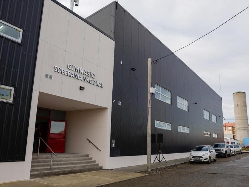 La infraestructura entregada consta de una nave principal destinada a la cancha que supera los 900 metros cuadrados. A esto se suman aproximadamente 600 metros cuadrados destinados al �rea de servicios.