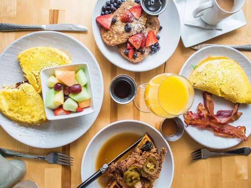 Un desayuno �ptimo para el control gluc�mico integra alimentos de bajo �ndice gluc�mico, prote�na y fibra. Se sugiere opciones simples como tostada integral con palta, acompa�ada de un pu�ado de frutos secos, o un huevo duro y cortes de fruta.