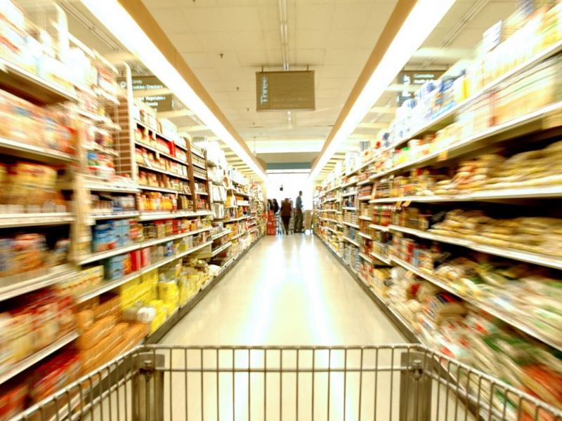 Los sectores orientados a bienes no esenciales absorbieron el mayor impacto recesivo, demostrando que el ingreso disponible de los hogares se encontr� focalizado casi con exclusividad en el mantenimiento de la canasta b�sica.