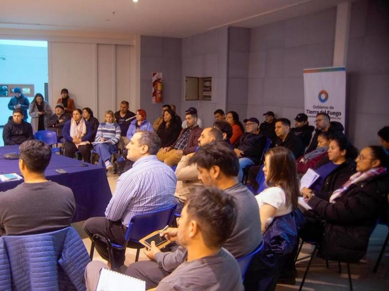 El Gobernador Gustavo Melella llevó tranquilidad a las familias que dependen de este beneficio al asegurar que, “quien necesite el acompañamiento del subsidio al gas lo va a tener, tenga o no tenga la red que pase por delante de su casa”.