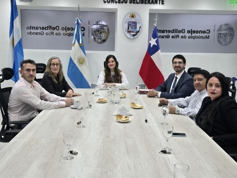 La reuni�n tuvo como objetivo dar la bienvenida formal al representante diplom�tico chileno y generar un espacio de di�logo sobre los desaf�os y oportunidades que presenta su nueva funci�n al frente del Consulado de Chile en R�o Grande.