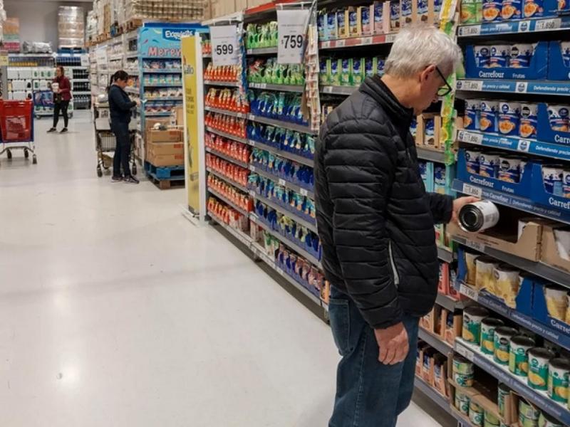 En Argentina el consumo volvi� a caer muy fuerte. Las mediciones privadas y p�blicas reportan una situaci�n pocas veces vista en supermercados y comercios barriales. La situaci�n es in�dita porque son ca�das interanuales que ya llevan m�s de 2 a�os.
