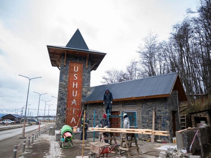 En la Oficina de Turismo se alcanz� un 92% de avance de obra. La intervenci�n contempla la mejora integral del edificio, la incorporaci�n de servicios b�sicos, y la renovaci�n de los espacios exteriores destinados a la atenci�n y recepci�n de visitantes.