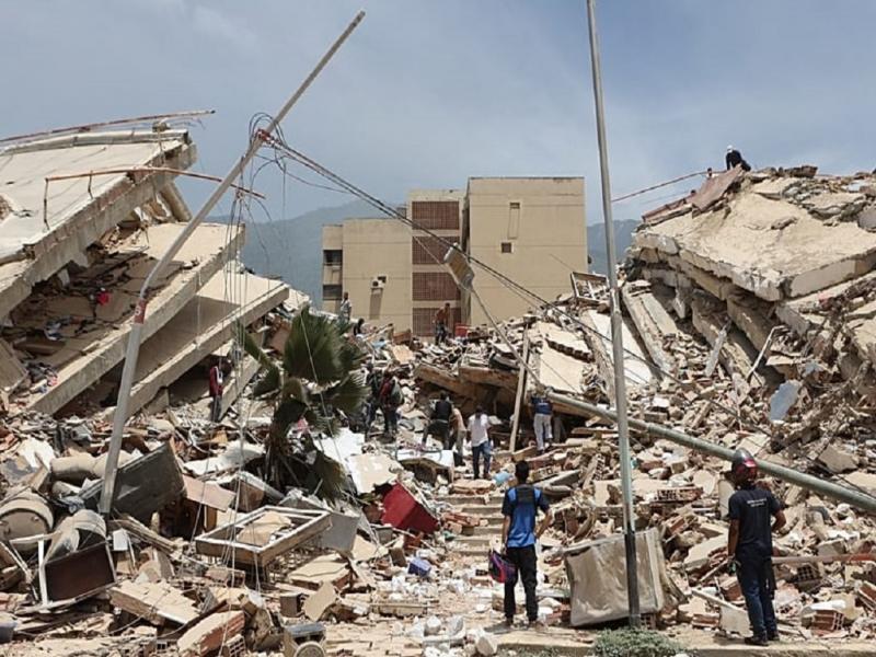 El n�mero de muertos por los dos terremotos en Venezuela asciende al menos a 920 personas. Adem�s, al menos 3.360 personas resultaron heridas y se cree que 172 permanecen atrapadas.