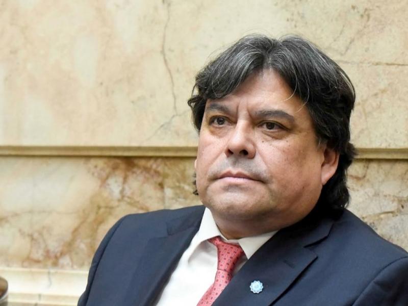 �Si todas las investigaciones eran falsas, ten�a la obligaci�n de demostrarlo. No lo hizo. Escribi� una carta cargada de emociones, pero vac�a de explicaciones�, remarc� el Diputado Jorge Araujo respecto de la renuncia de Manuel Adorni.