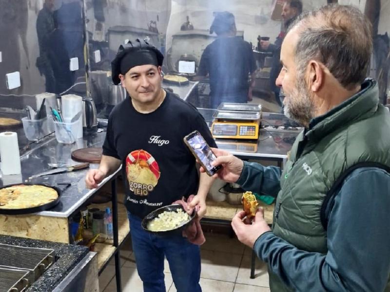 �Muy agradecido con todo el equipo de Emilio que vinieron para trasladar y bajar esta verdadera bestia, que muy pronto ya lo veremos haciendo las famosas pizzas tricolor, que es la marca distintiva del lugar�, indic� Hugo Peralta.